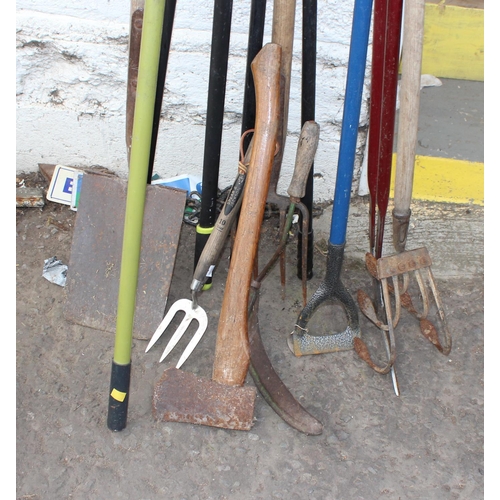 381 - 11 assorted garden tools