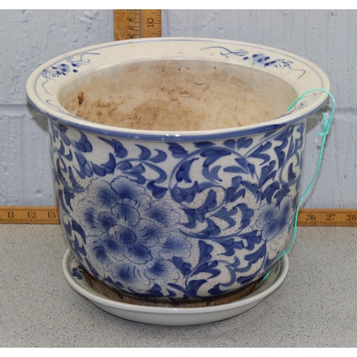 383 - A 20th century Chinese blue and white planter or jardinière on stand