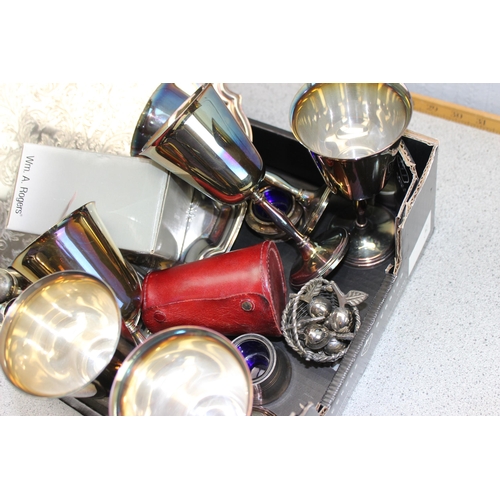 1165 - Box of assorted silver plate and metalware