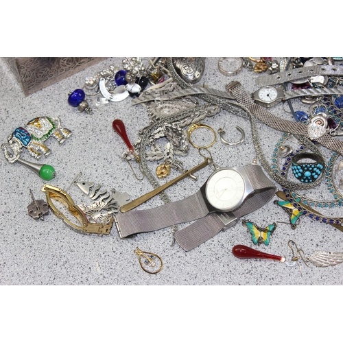 1251 - A silver plated box containing assorted costume jewellery