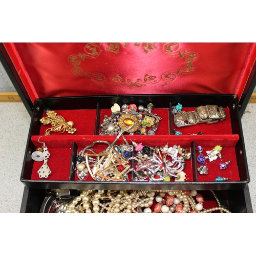 1253 - Jewellery box of mixed jewellery items