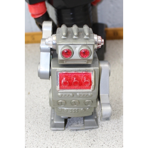 1544 - 9 vintage plastic toy robots