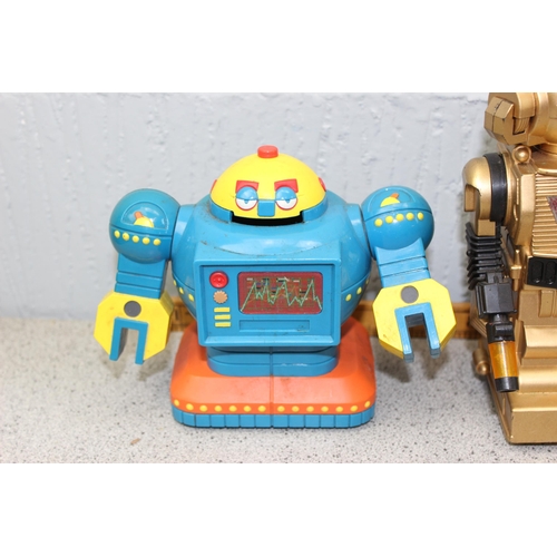 1545 - Qty of vintage plastic toy robots to inc Robie