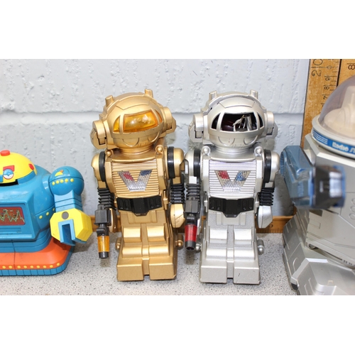 1545 - Qty of vintage plastic toy robots to inc Robie