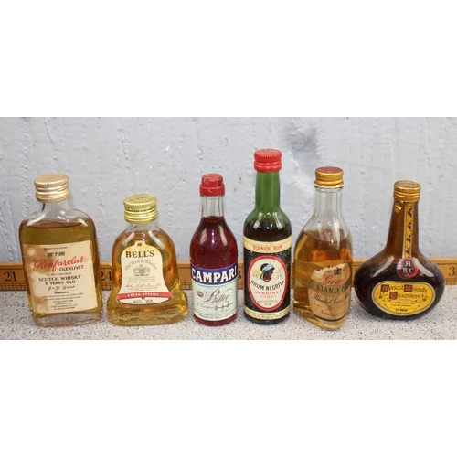 1657 - Large qty of assorted drinks miniatures