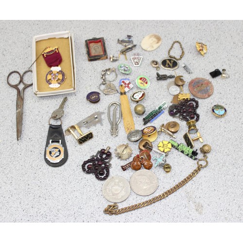 1658 - Qty of assorted mixed small items, many railway related buttons and badges, £5 coin, etc etc