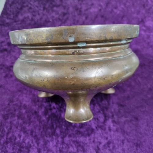 1625 - An antique Chinese bronze censor standing on 3 feet, impressed seal mark to base, approx 125mm in di... 