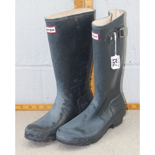 752 - A pair of Hunter wellies, UK size 5