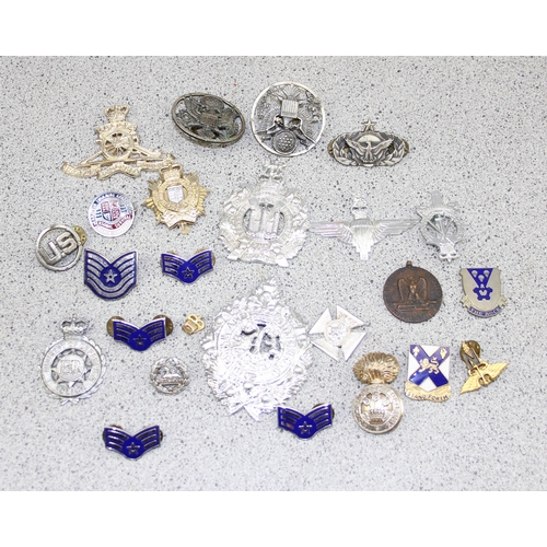 1005 - Qty of assorted military and other badges etc etc