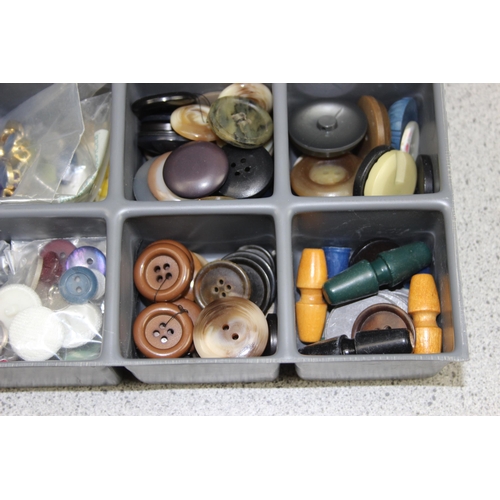 204 - Tray of vintage buttons etc