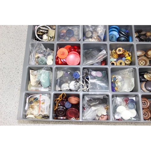 204 - Tray of vintage buttons etc