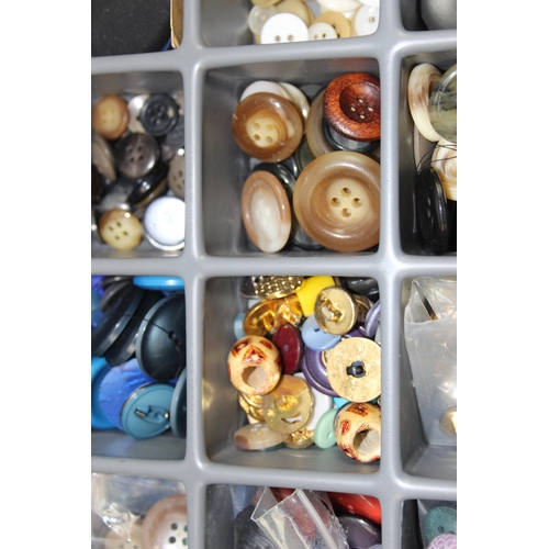 204 - Tray of vintage buttons etc