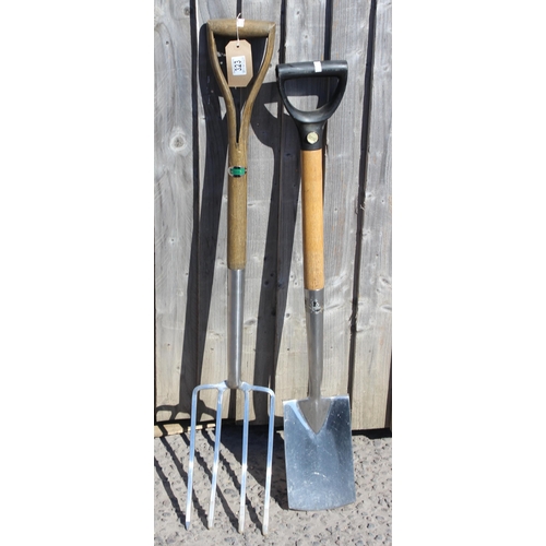 323 - Stainless steel wooden handled garden fork and spade