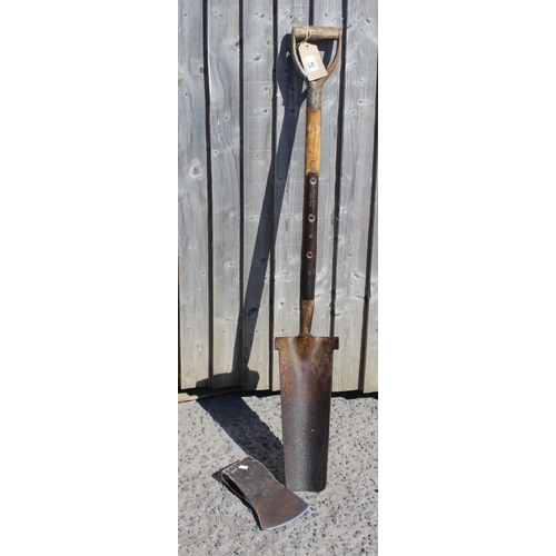 324 - Large axe head and a vintage ditch spade (2)