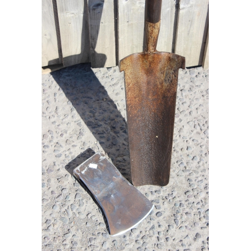 324 - Large axe head and a vintage ditch spade (2)