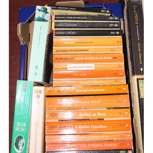 552 - Qty of assorted Penguin books etc (2 boxes)