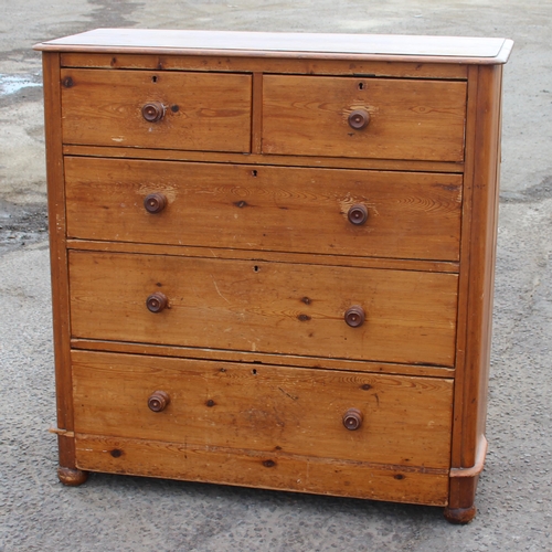 55 - A large Victorian pitch pine 2/3 chest of drawers with turned wooden handles, approx 122cm wide x 12... 