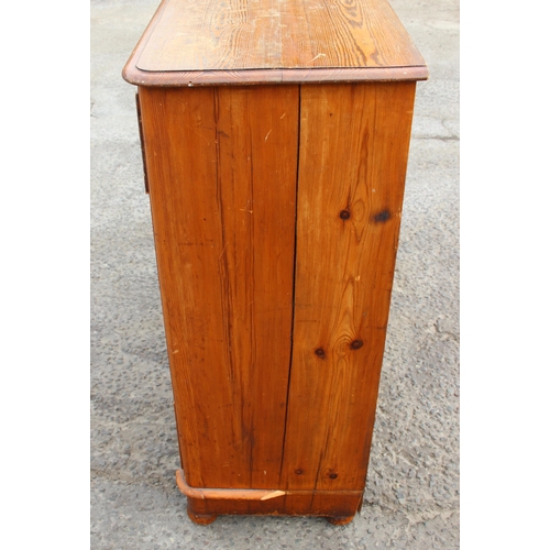 55 - A large Victorian pitch pine 2/3 chest of drawers with turned wooden handles, approx 122cm wide x 12... 