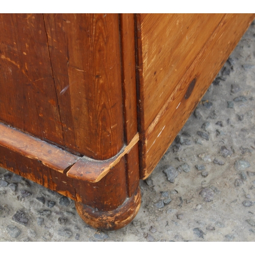 55 - A large Victorian pitch pine 2/3 chest of drawers with turned wooden handles, approx 122cm wide x 12... 