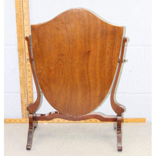 281 - An antique mahogany shield shaped dressing table mirror