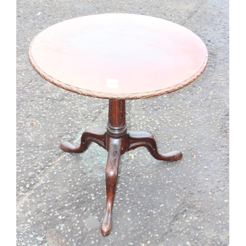 113 - A Georgian mahogany tilt topped tripod table with carved details