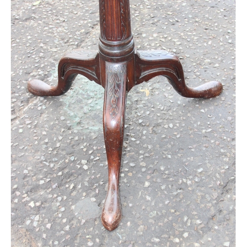 113 - A Georgian mahogany tilt topped tripod table with carved details