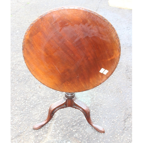 113 - A Georgian mahogany tilt topped tripod table with carved details