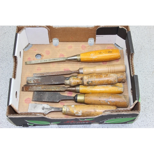 907 - Qty of wooden handled chisels