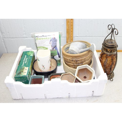 341 - Qty of assorted garden items, planters, lamps etc etc