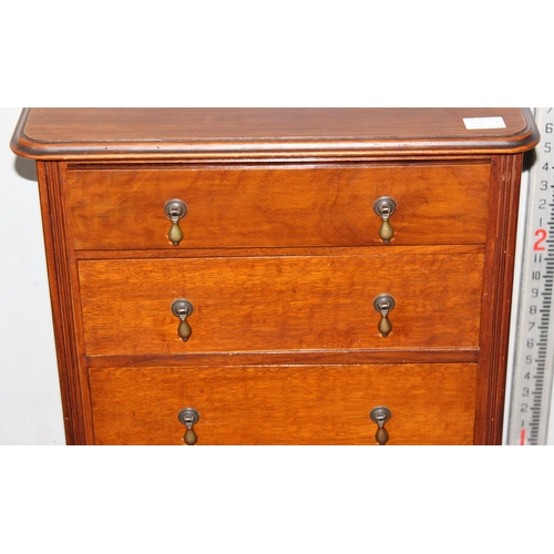 39 - A small early 20th century 3 drawer side cabinet