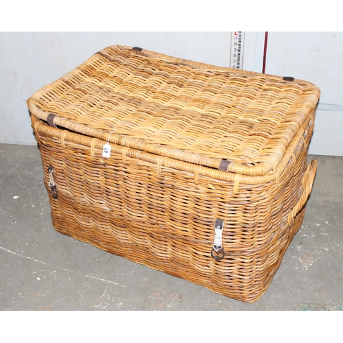 67 - Large vintage wicker hamper