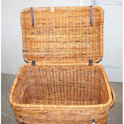 67 - Large vintage wicker hamper