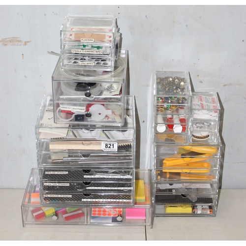 821 - Qty of Perspex miniature drawers and contents