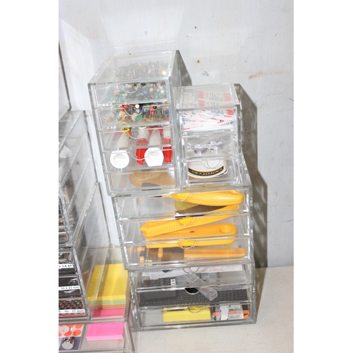 821 - Qty of Perspex miniature drawers and contents