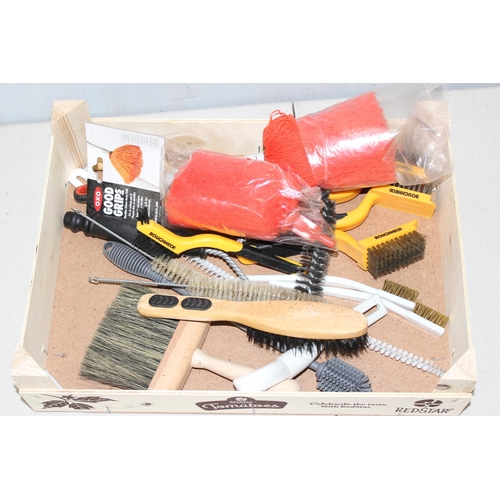 823 - Qty of assorted cleaning brushes etc etc