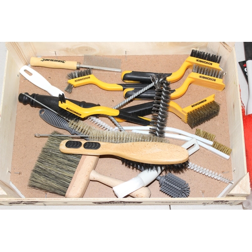 823 - Qty of assorted cleaning brushes etc etc