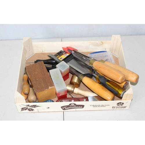 827 - Qty of chisels and other tools, some vintage wooden items, Stanley, Wilkinson etc etc