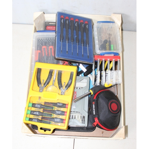 830 - Qty of screwdrivers, bits, other small hand tools etc etc