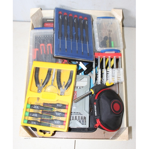 830 - Qty of screwdrivers, bits, other small hand tools etc etc