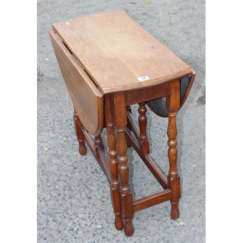 84 - An early 20th century oak gateleg table