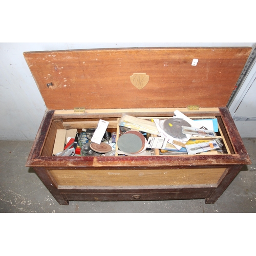 871 - A large vintage wooden tool chest and contents