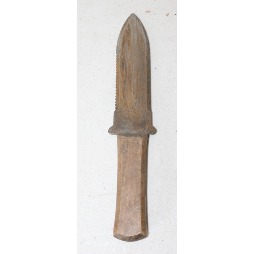 255 - A small good quality Japanese made trowel with serrated edge