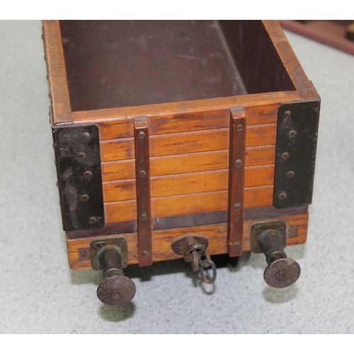 1713 - Table top train carriage and track, for use moving condiments or wine on a dining table