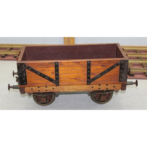 1713 - Table top train carriage and track, for use moving condiments or wine on a dining table