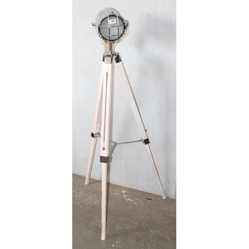 195 - Tripod stage light