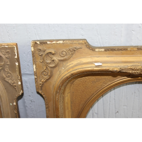 328 - A pair of impressive antique gilt frames with oval mounts, approx 46cm x 41cm