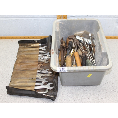 910 - Box of assorted tools to inc a roll of spanners