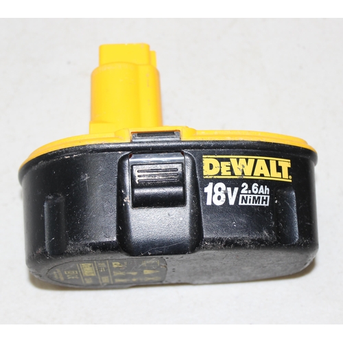 914 - Dewalt & Makita batteries and chargers