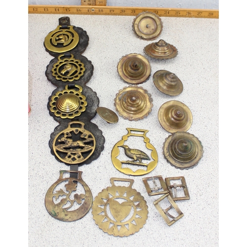 1828 - Qty of assorted horse brasses etc, mainly antique pieces