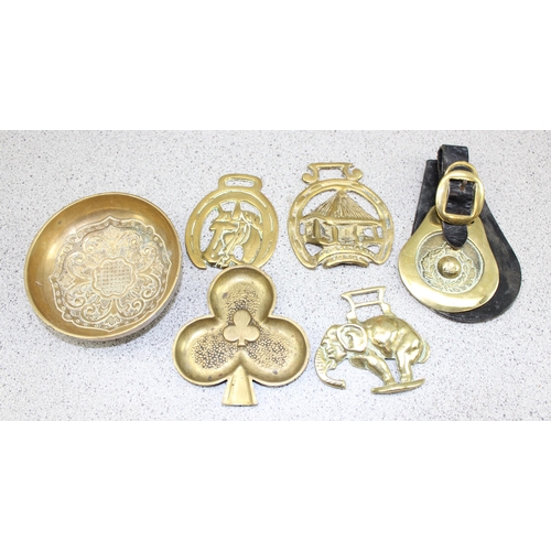 1832 - Small qty of assorted brass items to inc antique Elephant horse brass